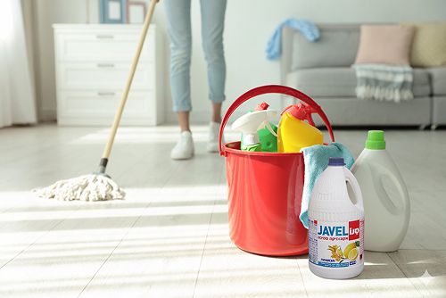 ניקוי רצפה בעזרת חומרי ניקוי מקצועיים